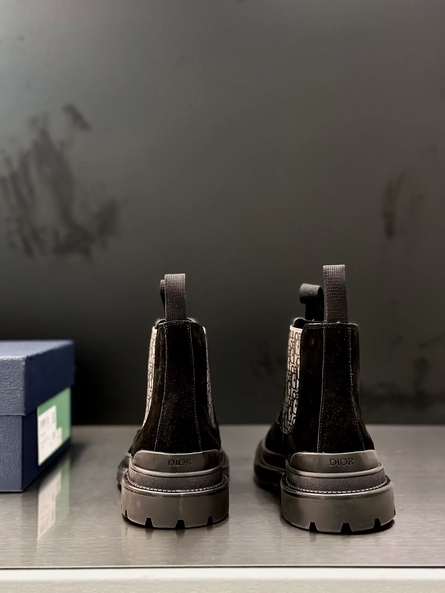 Men's shoes 💰920 Dior Dior high-top sneakers, top-quality goods produced in Dongguan, show version, leading counter trial style, Nappa cowhide material, light and breathable, soft and comfortable, easier to put on and take off, calfskin leather edging, distinctive sports style, genuine leather tongue Dior letter badge, showing the brand style, lightweight embossed pattern rubber sole, light and genuine leather feet, with original packaging Size: 39-40-41-42-43-44 (45, 46 customized) leather shoe size